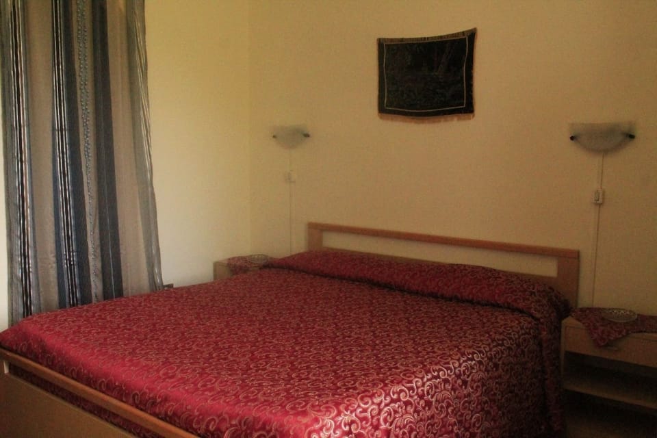 Cribs (surcharge), WiFi (free), bed sheets