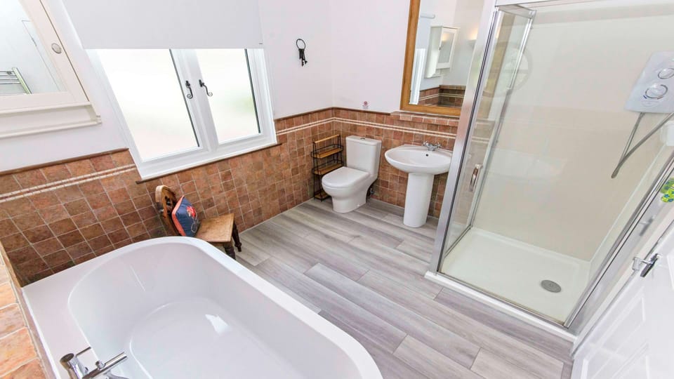 Bag-end House 7 Bedrooms, Sleeps 14, Hot Tub House in Georgeham