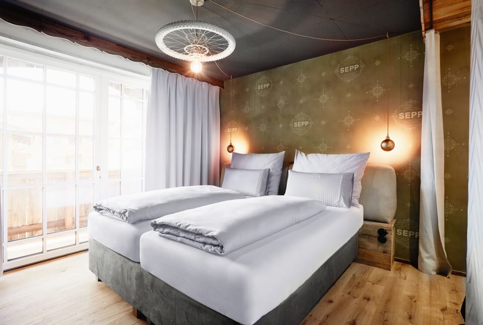Comfort Double Room, Balcony | In-room safe, individually decorated, individually furnished