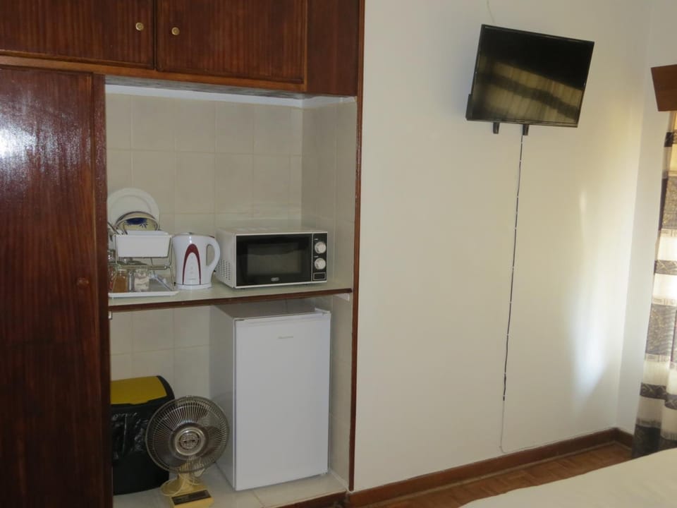 Coffee/tea maker, fridge, microwave, electric kettle