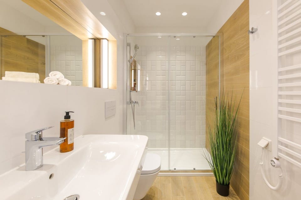 Superior Double or Twin Room | Bathroom | Shower, hair dryer, towels, shampoo