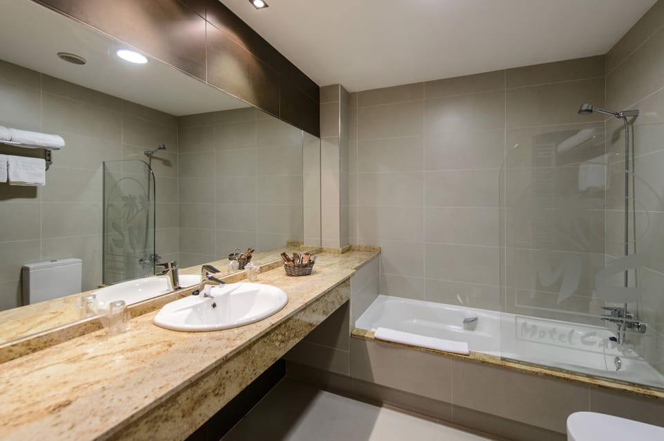 Bathtub, free toiletries, slippers, bidet