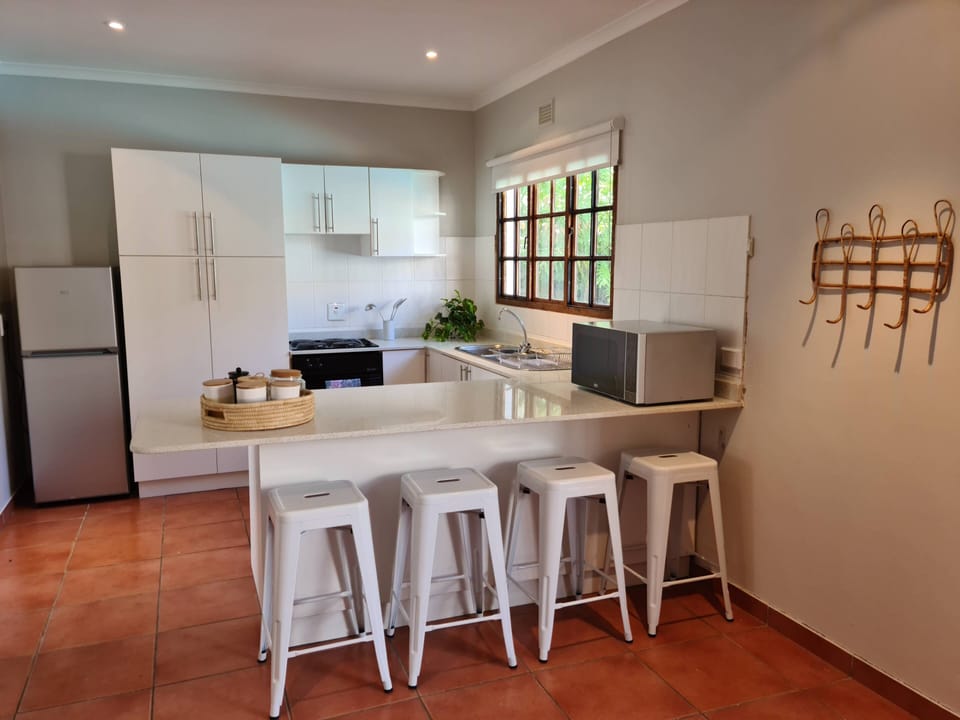 Deluxe Suite, 2 Bedrooms | Private kitchen | Electric kettle