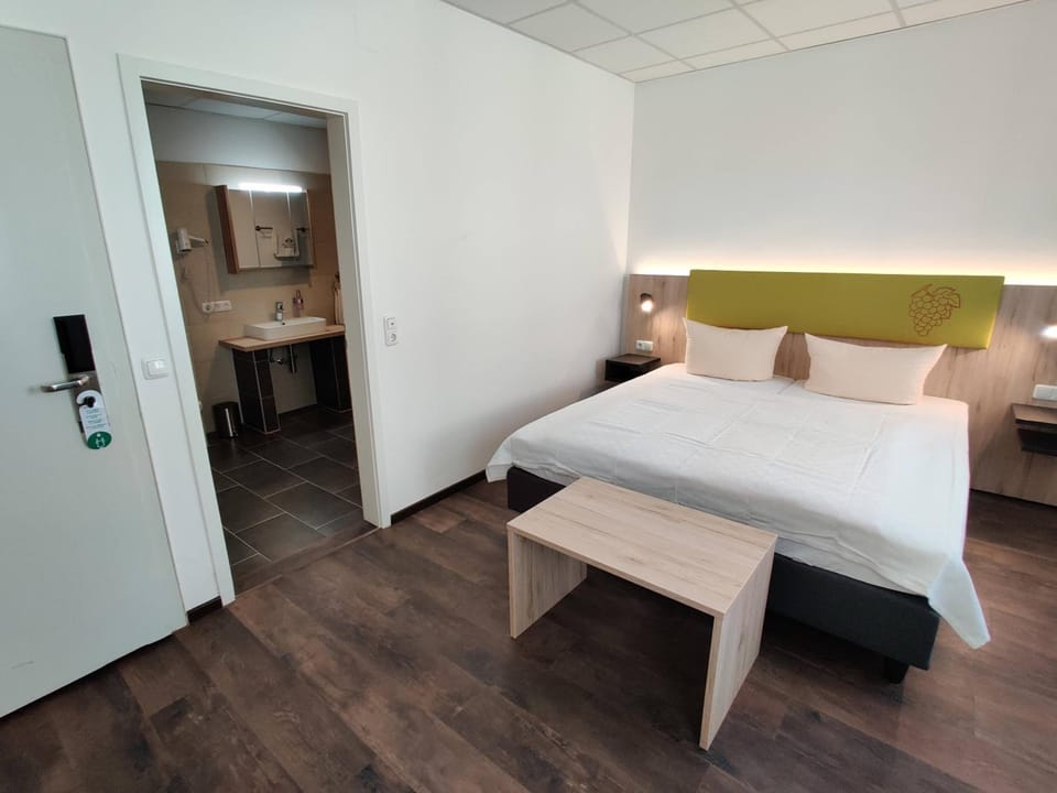 Hypo-allergenic bedding, desk, blackout drapes, free WiFi