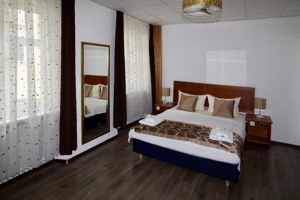 Triple Room | Hypo-allergenic bedding, desk, blackout drapes, free WiFi