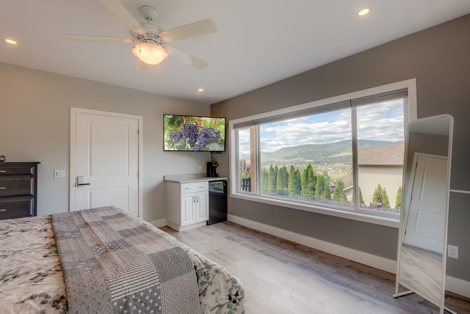 Premier Double Room, 1 King Bed, Mountain View | 1 bedroom, hypo-allergenic bedding available, pillowtop beds