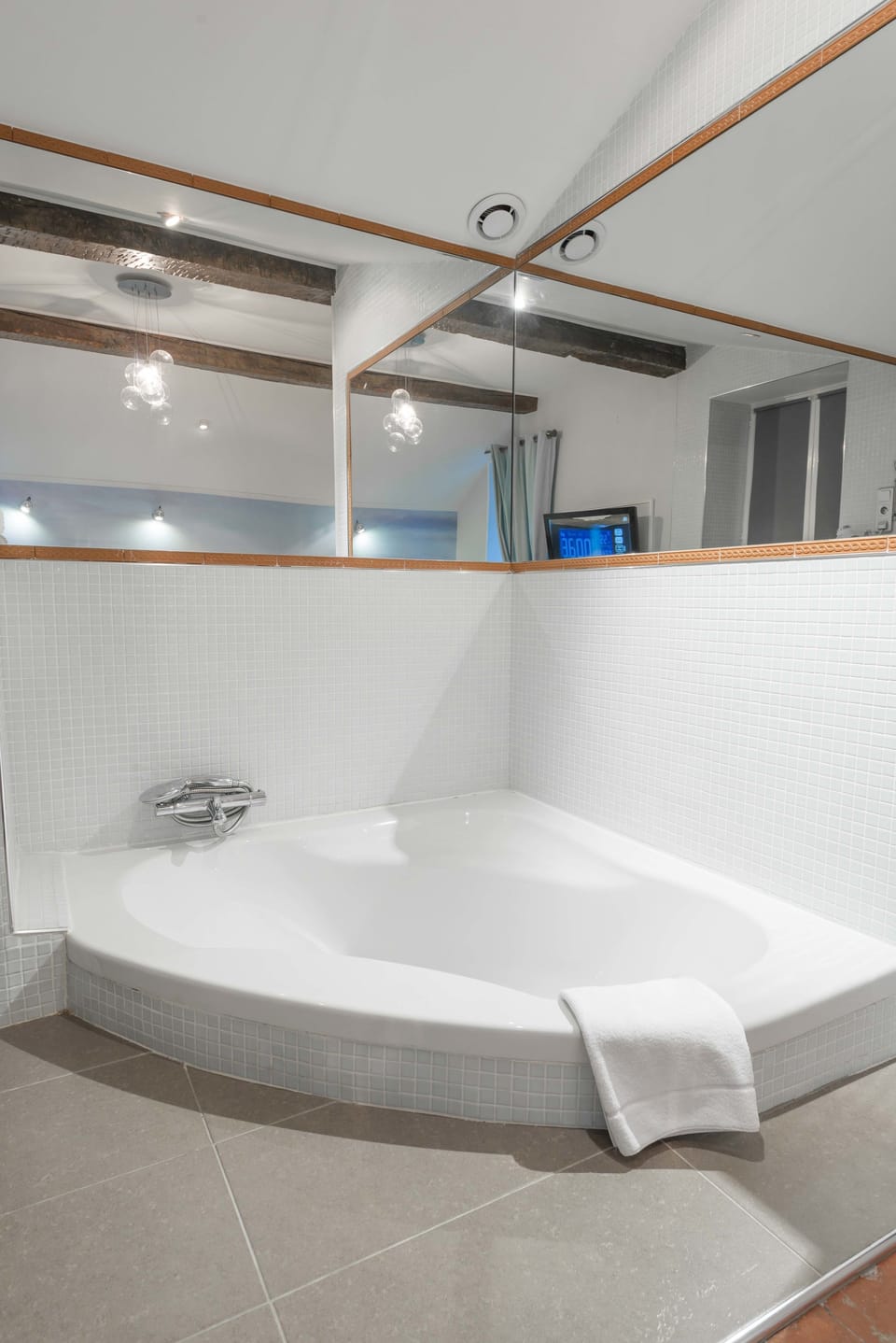 Jetted tub