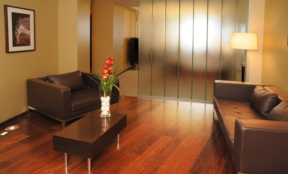 Junior Suite | Bathroom | Combined shower/tub, jetted tub, rainfall showerhead, free toiletries