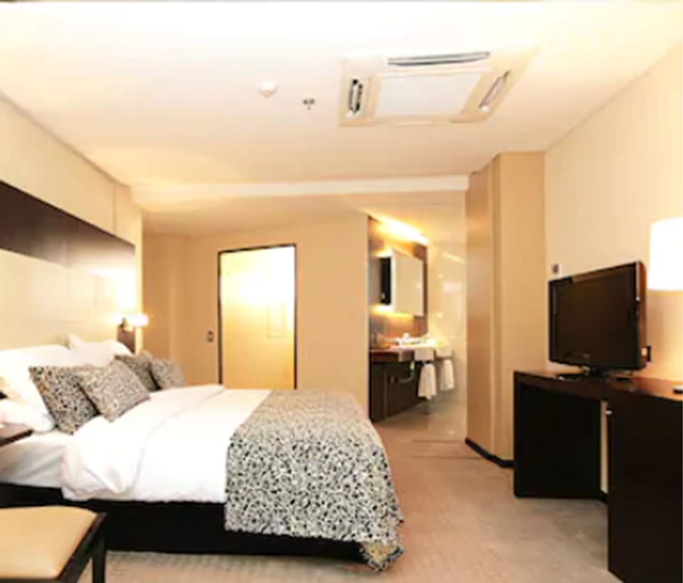 Penthouse | Hypo-allergenic bedding, down comforters, minibar, in-room safe