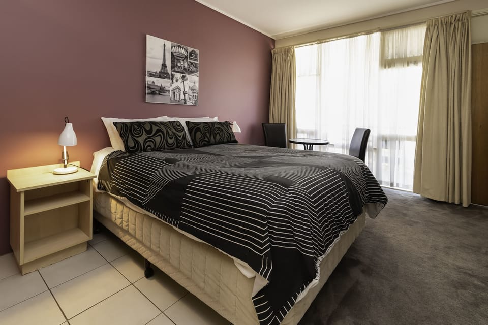 Double Room | 1 bedroom, desk, iron/ironing board, cribs/infant beds