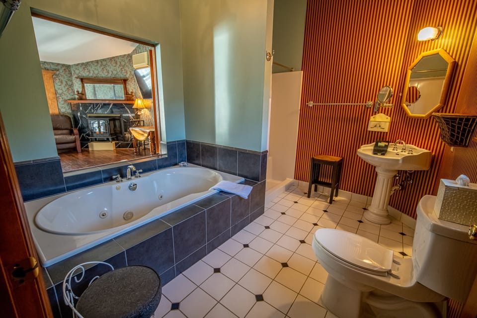 Room 19 | Bathroom | Free toiletries, hair dryer, towels, soap