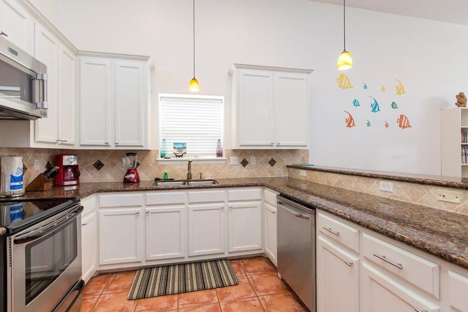 Luxury House, 3 Bedrooms | Private kitchen | Full-size fridge, microwave, oven, stovetop