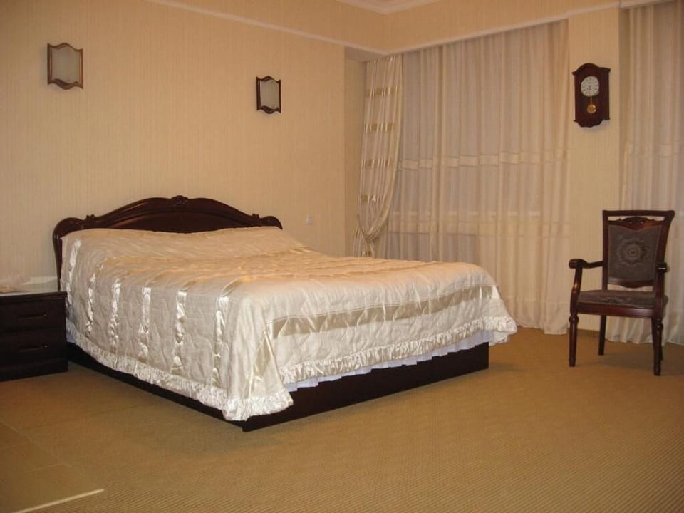 In-room safe, desk, blackout drapes, soundproofing