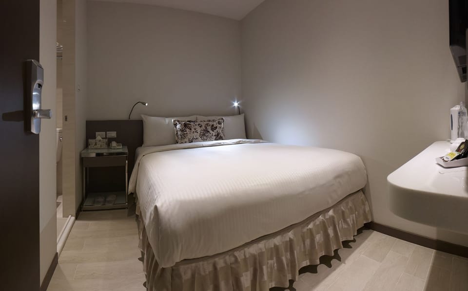 Double Room | Blackout drapes, free WiFi, bed sheets