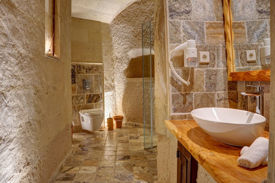 Superior Cave Room | Bathroom sink