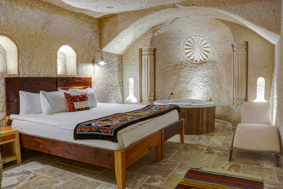 Executive Cave Suite | Jetted tub