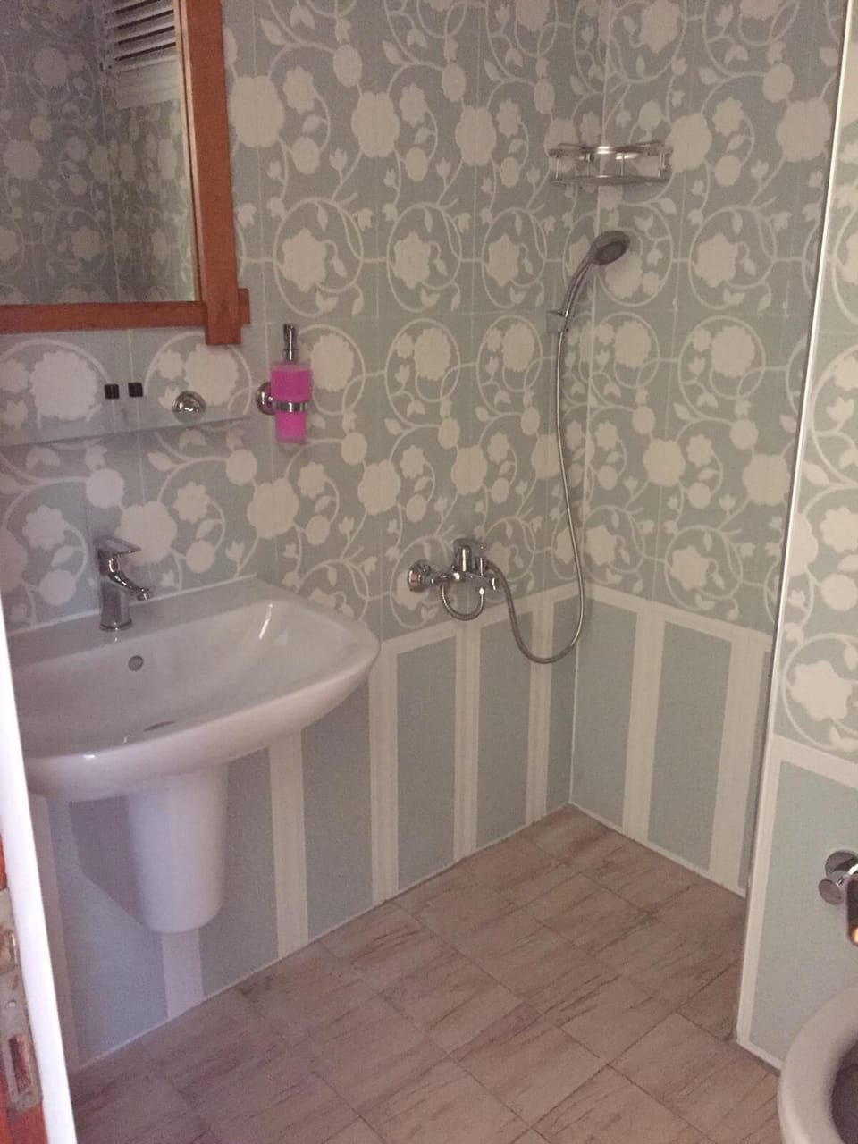 Basic Triple Room (Promosyonlu Üst Kat) | Bathroom | Shower, rainfall showerhead, free toiletries, towels