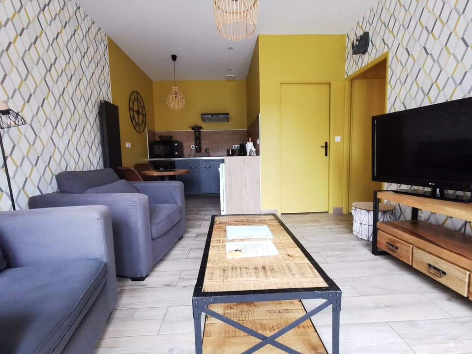 Studio (Chez Justin et Robin) | Living area | Flat-screen TV