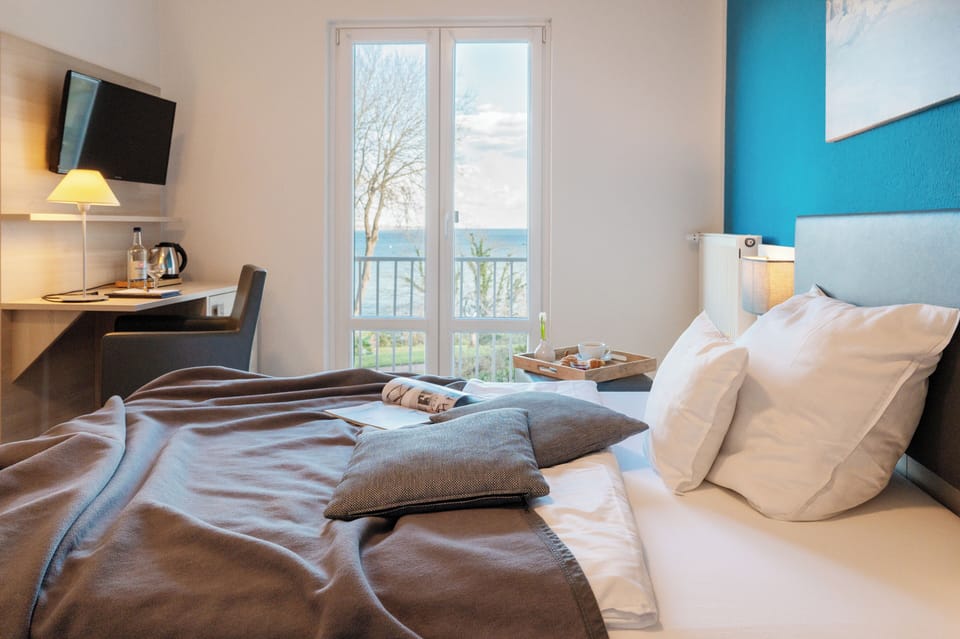 Hypo-allergenic bedding, in-room safe, free WiFi, bed sheets