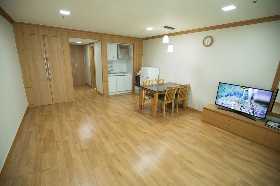 [Tower Condominium] Standard Ondol | Blackout drapes, free WiFi, bed sheets