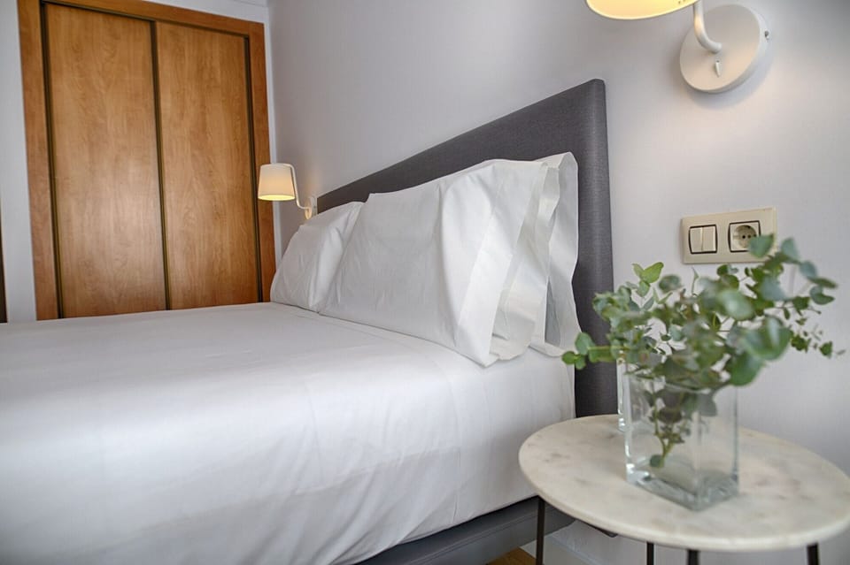 Minibar, in-room safe