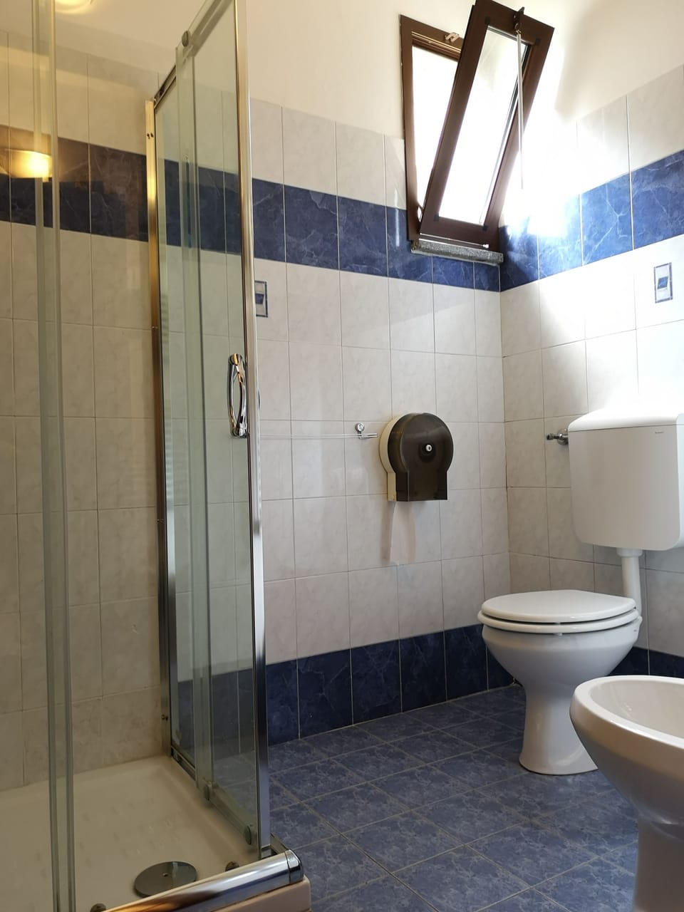 Double Room, 1 Queen Bed | Bathroom | Shower, rainfall showerhead, hair dryer, bidet