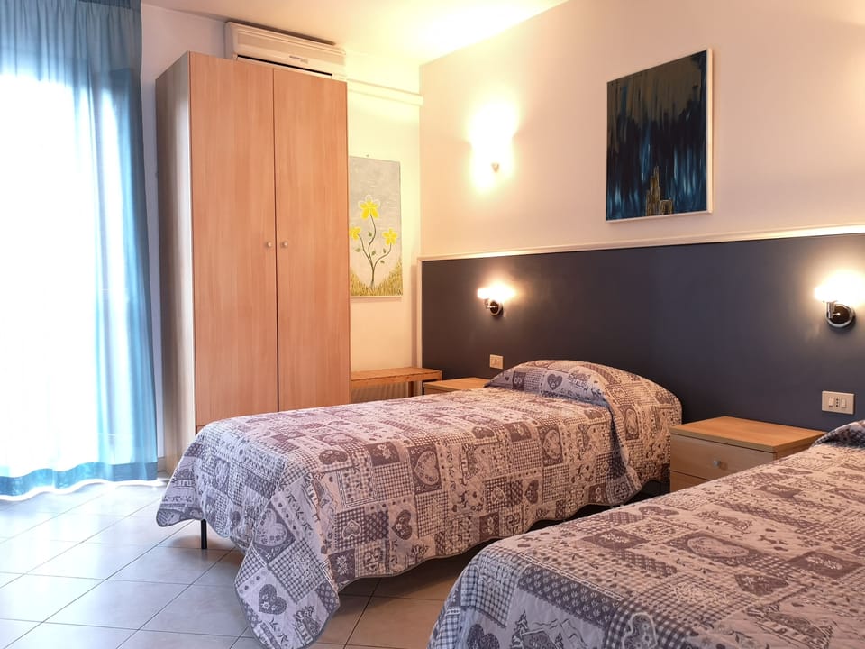 Twin Room | Desk, laptop workspace, free WiFi, bed sheets