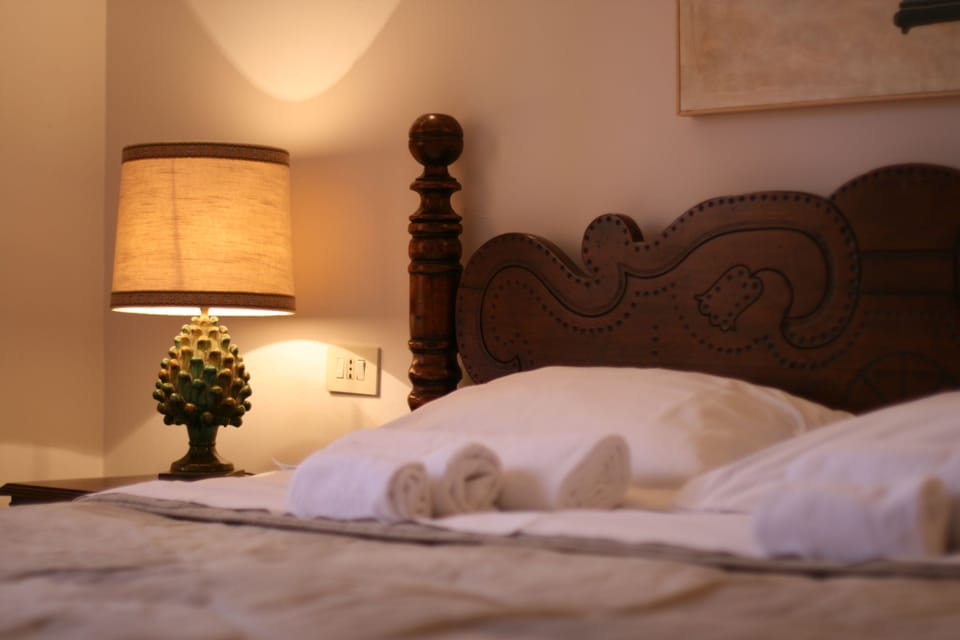 Double or Twin Room, 1 Queen Bed | Desk, laptop workspace, free WiFi, bed sheets