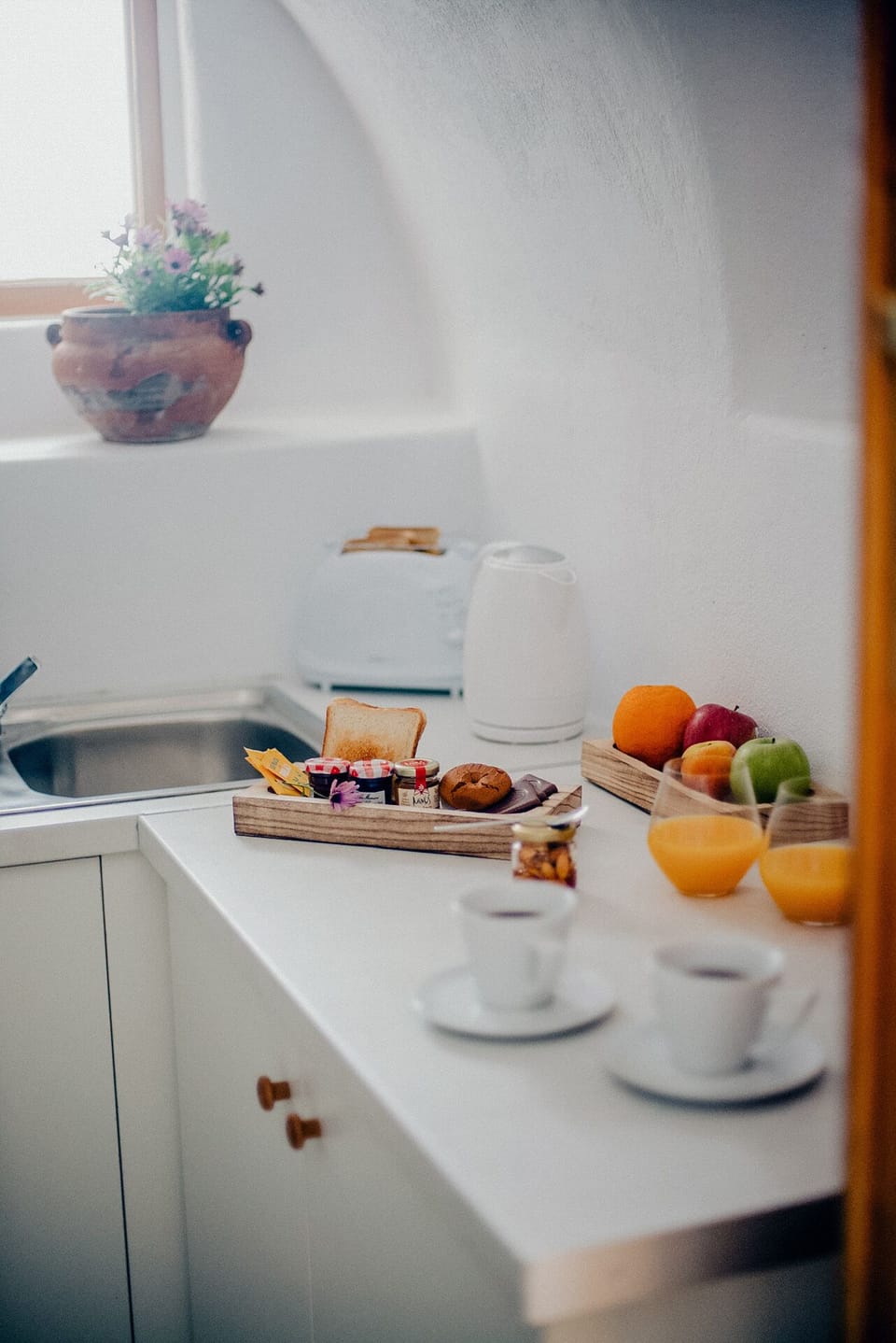 Deluxe Suite, Sea View | Private kitchenette | Fridge, stovetop, coffee/tea maker, electric kettle