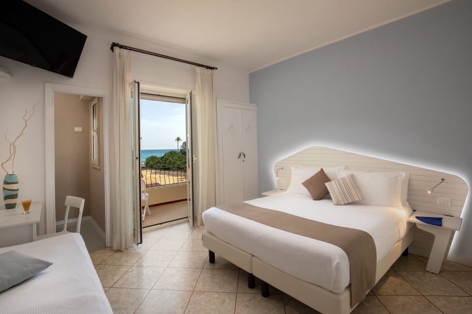 Triple Room | Minibar, desk, free WiFi, bed sheets