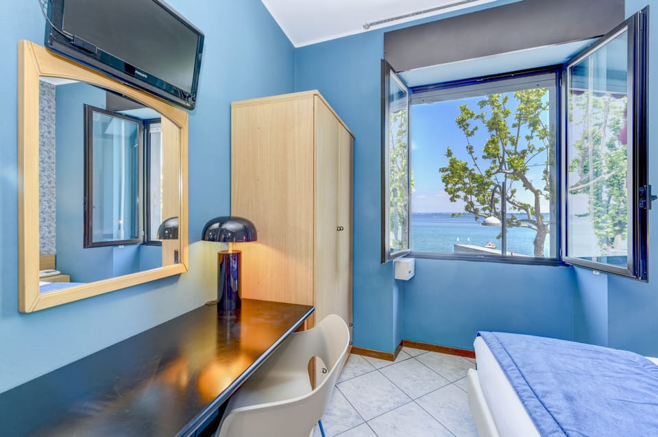 Classic Room, Lake View | Hypo-allergenic bedding, pillowtop beds, minibar, in-room safe