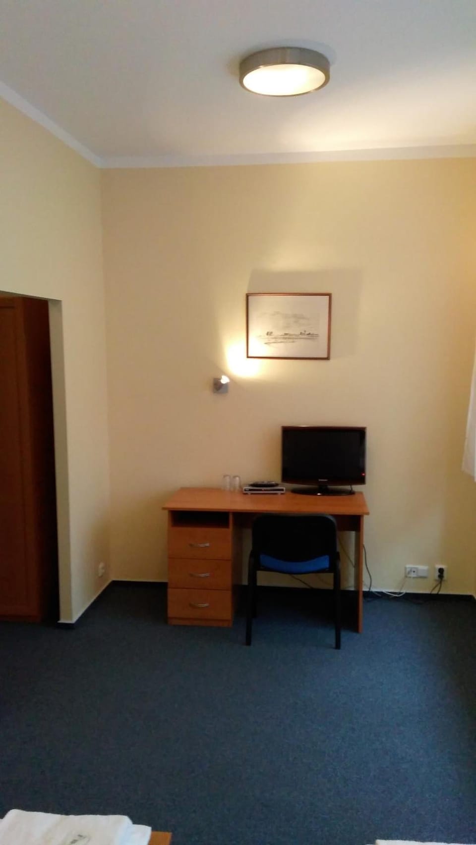 Hypo-allergenic bedding, desk, free WiFi, bed sheets
