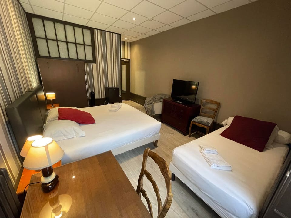 Comfort Twin Room | Minibar, desk, blackout drapes, iron/ironing board