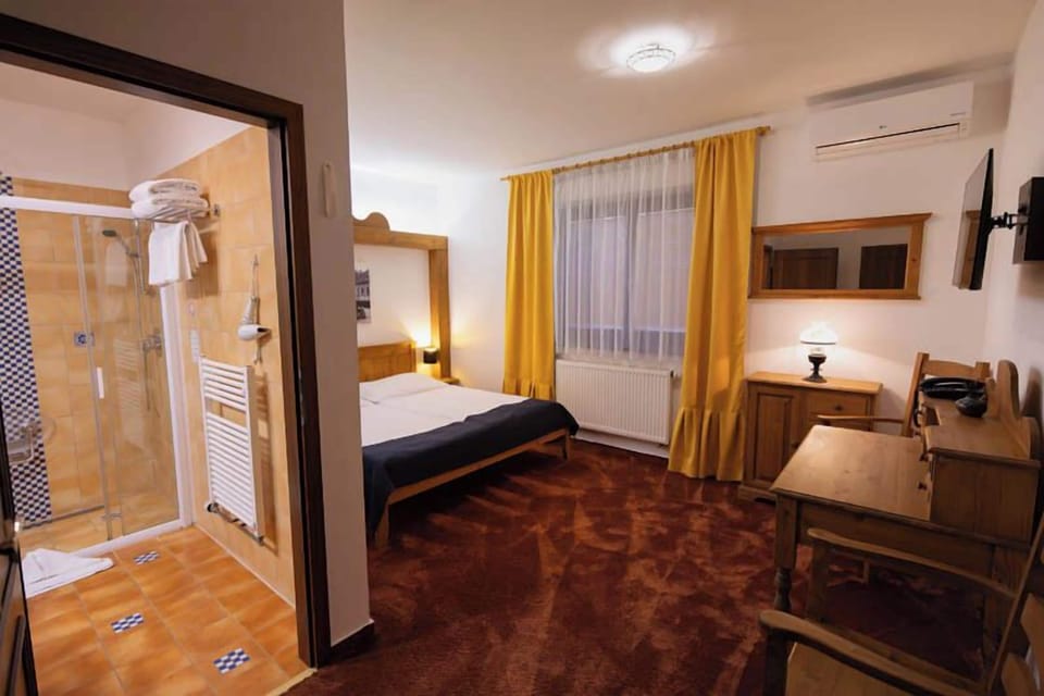 Deluxe Room | 1 bedroom, in-room safe, desk, iron/ironing board