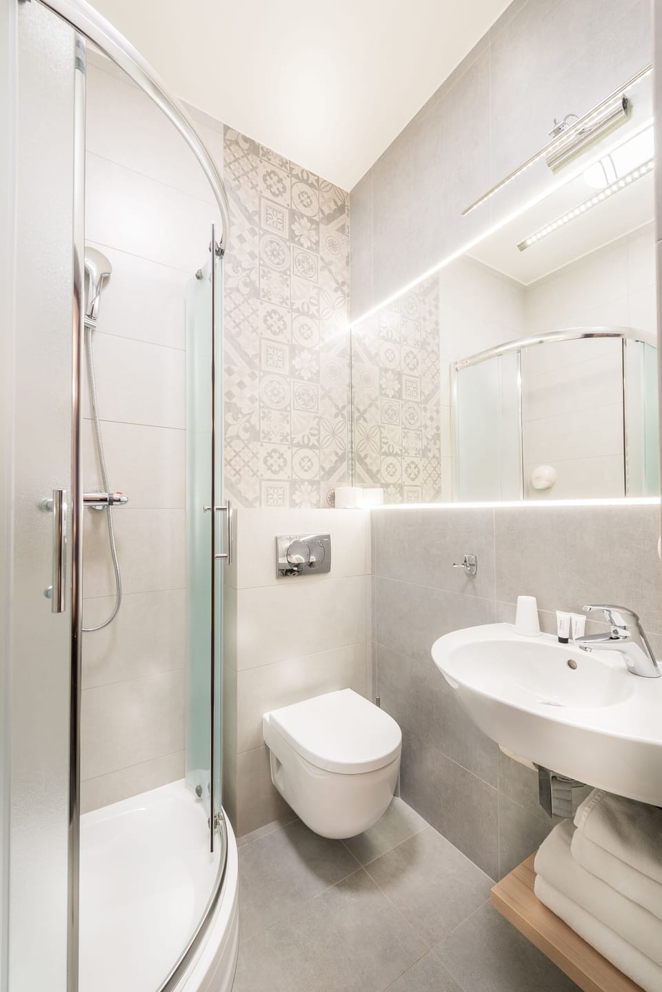 Double Room | Bathroom | Free toiletries, hair dryer, towels