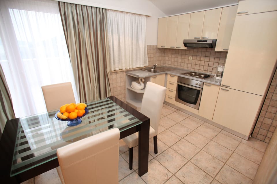 Two bedroom apartment Deluxe | In-room dining