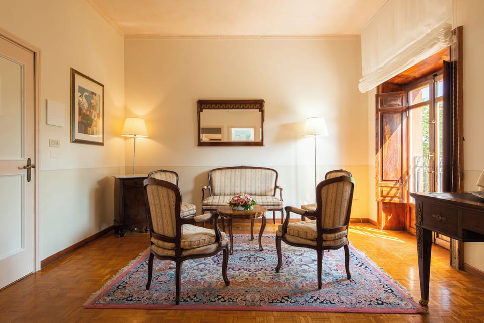 Comfort Suite | Minibar, in-room safe, desk, blackout drapes