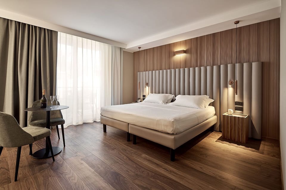 Doppia Junior Suite Deluxe, terrazza | Minibar, in-room safe, individually furnished, desk