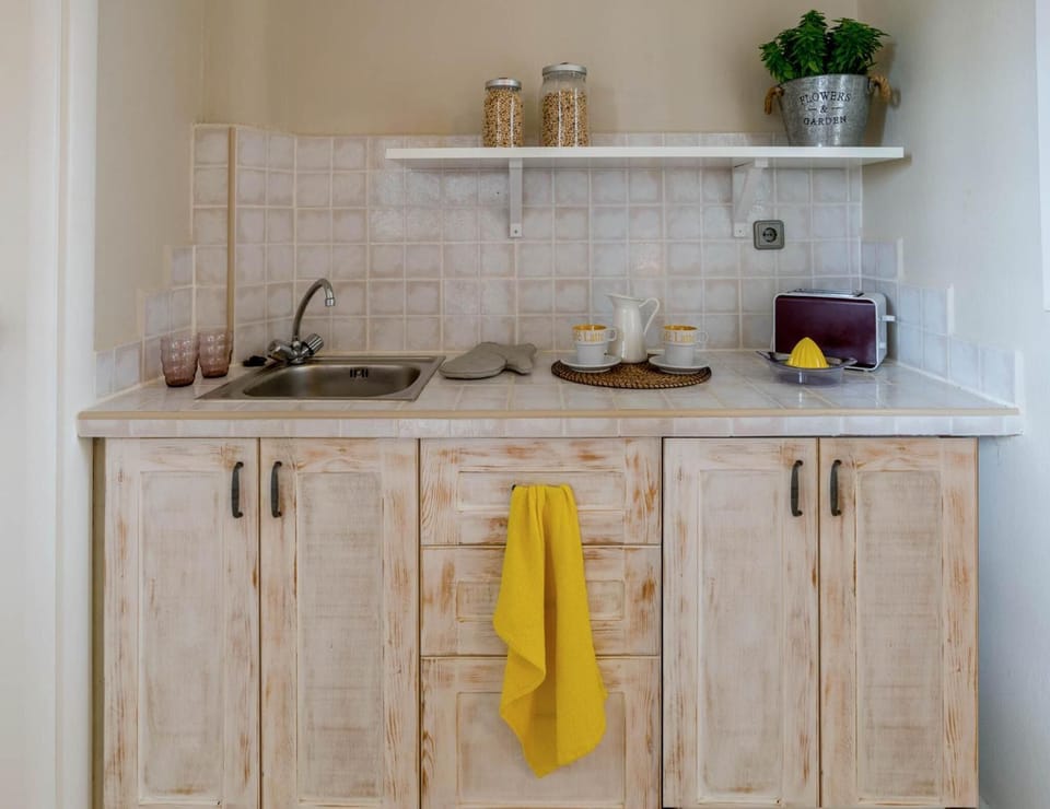Coffee/tea maker, mini-fridge, stovetop, electric kettle