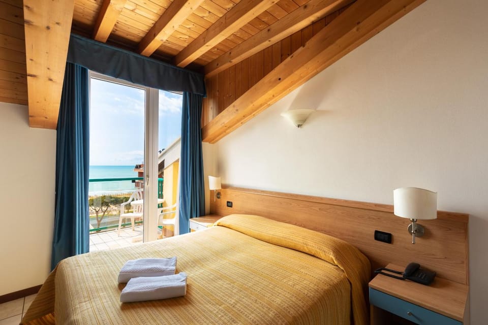 In-room safe, desk, WiFi (free)