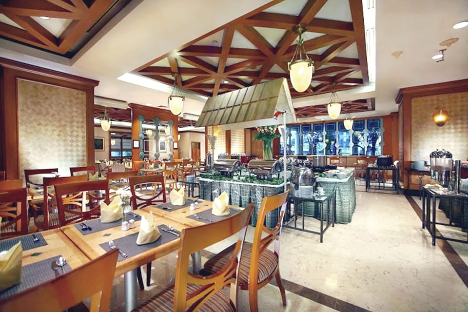 2 restaurants; breakfast, lunch, and dinner served
