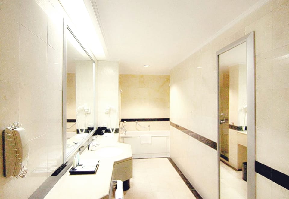 Junior Suite | Premium bedding, pillowtop beds, minibar, in-room safe