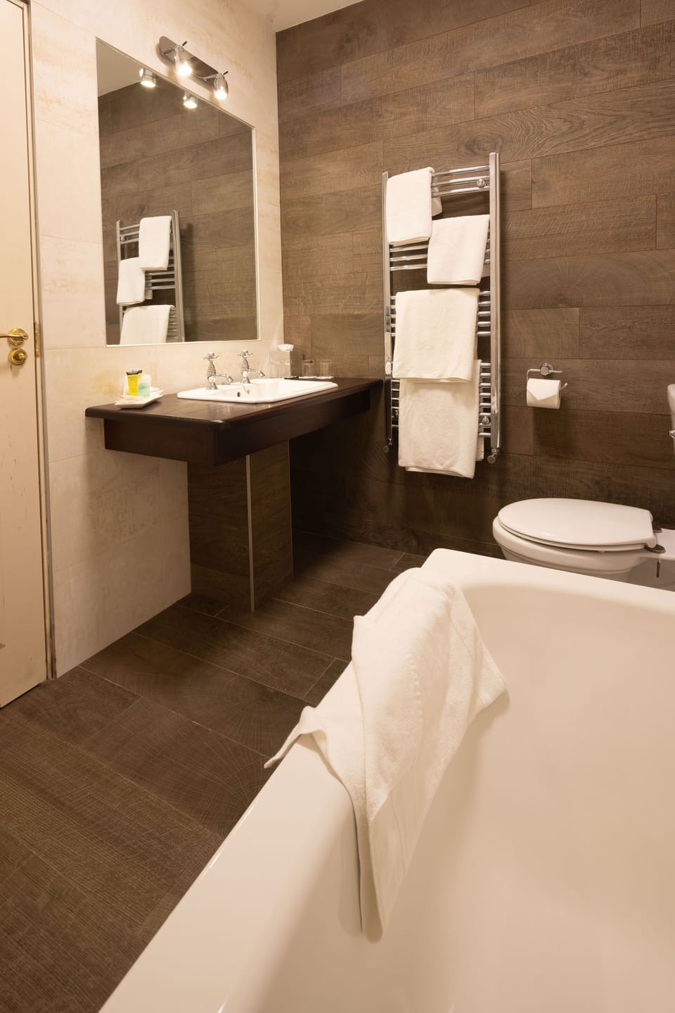 Combined shower/tub, free toiletries, hair dryer, towels