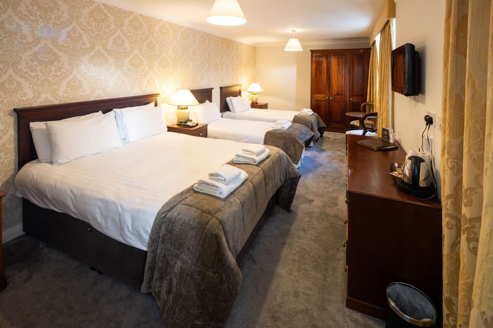 Family Quadruple Room | In-room safe, desk, iron/ironing board (on request), WiFi (free)