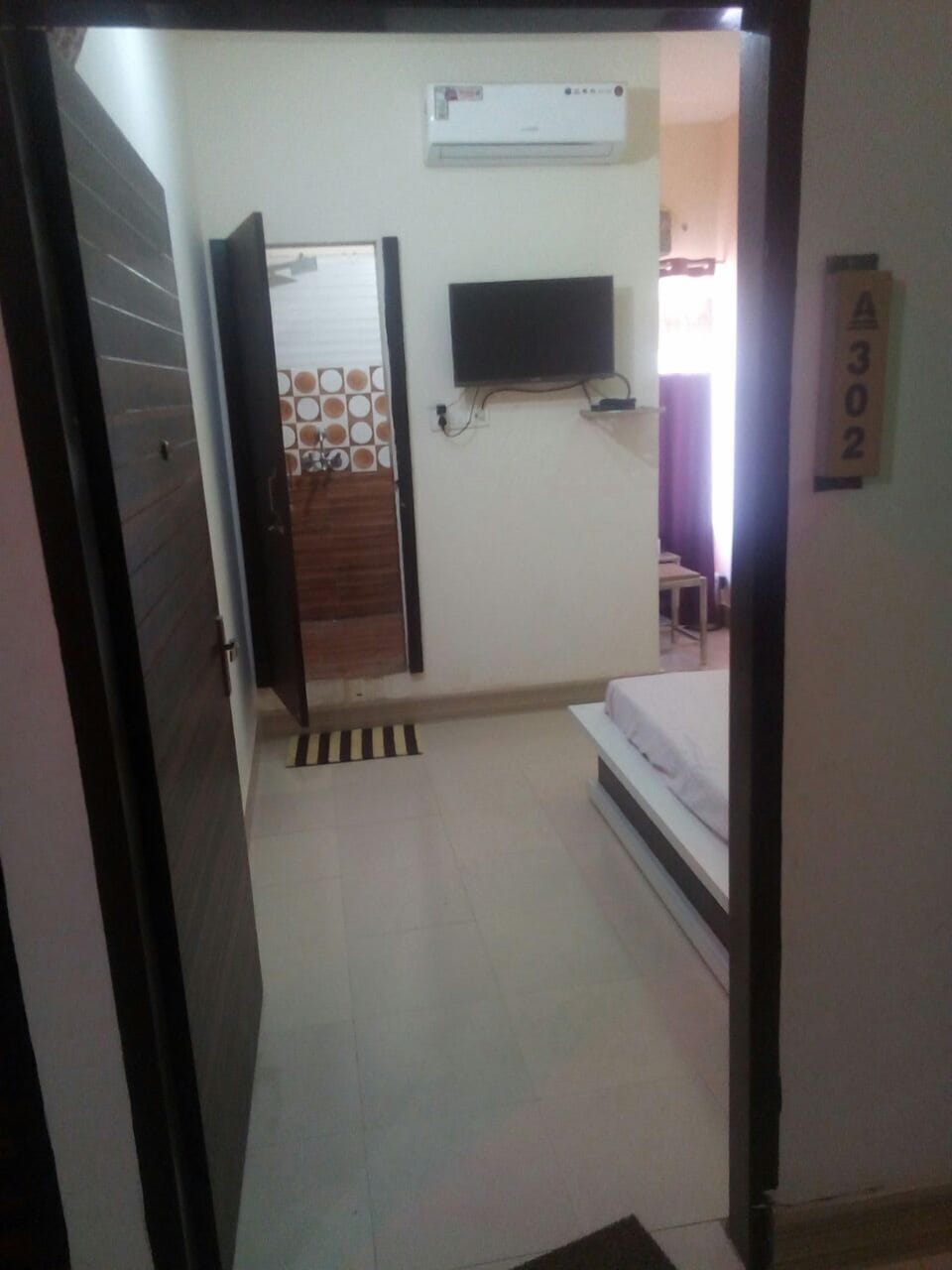 Deluxe Family A/C Room, Shared Bathroom | Down comforters, individually decorated, rollaway beds