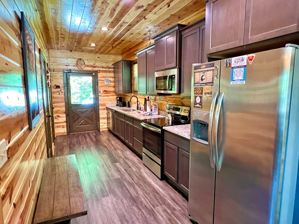 Cabin, 2 Bedrooms | Private kitchen | Coffee/tea maker, fridge, oven, toaster