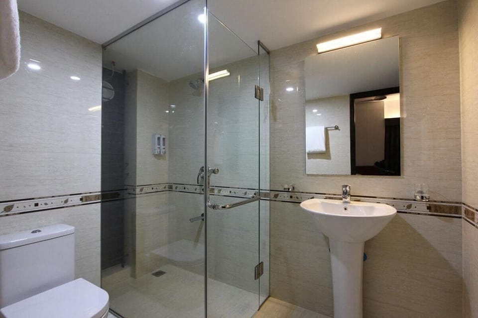 Shower, rainfall showerhead, free toiletries, hair dryer