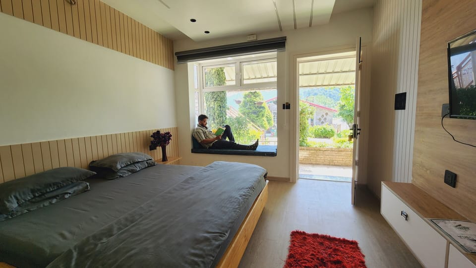 Deluxe Room | Living area | 32-inch LED TV with satellite channels, TV