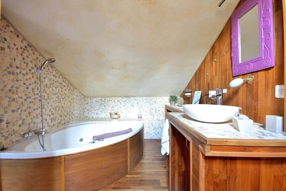 Family Double Room, Ensuite (Jacuzzi) | Bathroom | Combined shower/tub, jetted tub, hair dryer, towels
