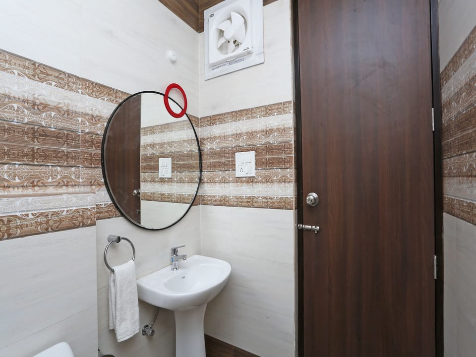 Deluxe Room | Bathroom | Shower, slippers, towels